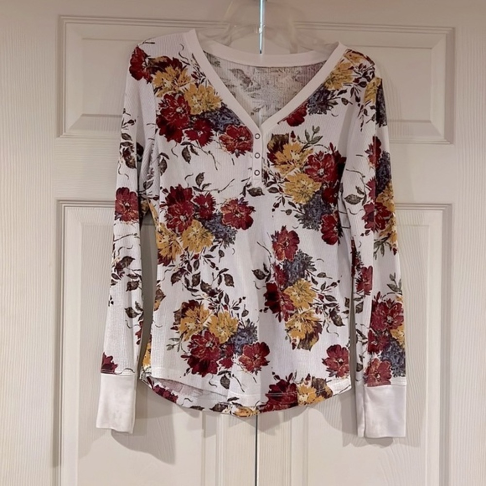 Women’s Floral Long Sleeve Henley Top 🍀